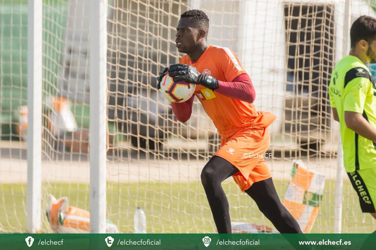 El portero Francis Uzoho durante un entrenamiento con el Elche / Sonia Arcos - Elche C.F.